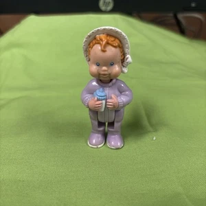 Vintage 1994 Fisher Price liebevolle Familie Traum Puppenhaus Baby Mädchen lila Schlafanzug - Bild 1 von 3