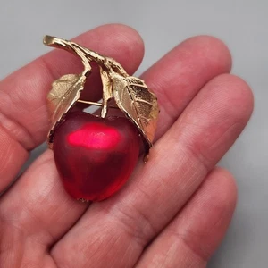 Broche prendedor vintage Napier rojo manzana hojas tono dorado vidrio esmerilado moldeado - Imagen 1 de 11