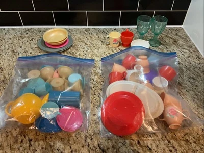 Colección vintage de vajilla de plástico para juegos infantiles Foto 1 de 4