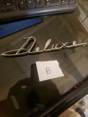 1961 AMC RAMBLER AMERICAN DELUXE ВИНТАЖНЫЙ ОРИГИНАЛЬНЫЙ FENDER СЦЕНАРИЙ ЭМБЛЕМА # 3458090 - Изображение 1 из 3