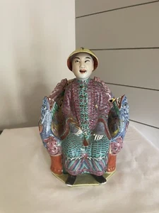 Antiker chinesischer Porzellan Kaiser ? Sitzend auf Drachenthron Famille Rose - Bild 1 von 10