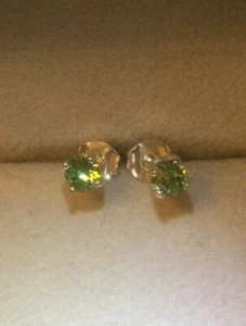 TJC Chrome Diopside Stud earrings Platinum Over 925 - Picture 1 of 8