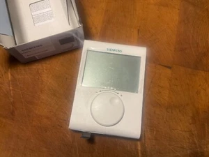 Siemens RDH100 Digital Room Thermostat, Battery-Powered - Picture 1 of 4