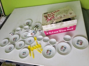 Miniature China Tea Set 6 Cups & Saucers, Tea Pot, Sugar, Creamer "Japan" VTG - Picture 1 of 11