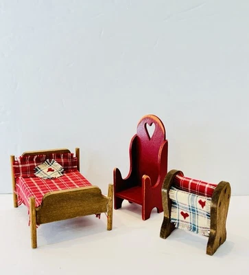 Juego coordinado de muebles de madera para casa de muñecas hechos a mano 1:12 - 3 camas, silla, edredón Foto 1 de 4