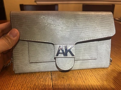 Cartera en cadena Anne Klein — imitación cuero — gris/plateado texturizado — ligeramente usada Foto 1 de 4