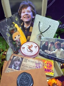Ron Weasley Figur Geschenkbox HP Hogwarts Pin Schlüsselanhänger Schleim etc. - Bild 1 von 4