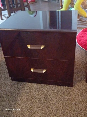 Juego de 2 mesitas de noche vintage/antiguas de caoba con dos cajones Foto 1 de 4