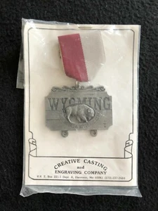 Medalla y cinta: 199? PARQUES ESTATALES Y SITIOS HISTÓRICOS DE WYOMING Volksmarch AVA IVV - Imagen 1 de 1
