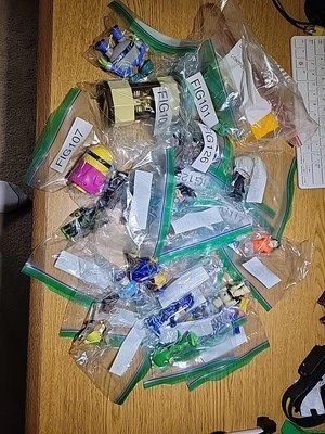 Lote de 31 figuras de acción de Roblox Toys y algunas de Disney algunas con accesorios Foto 1 de 4