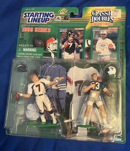 1998 KENNER STARTAUFSTELLUNG CLASSIC DOUBLES FOOTBALL SAMMLERSTÜCK ELWAY & MARINO - Bild 1 von 2