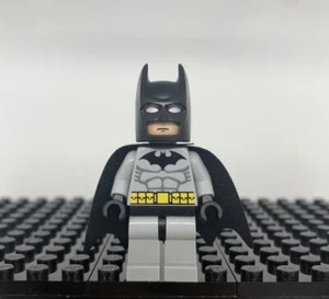 LEGO Batman Minifigura Clásica 2006 Traje Gris Claro 7780 7779 7782 NUEVO - Imagen 1 de 2
