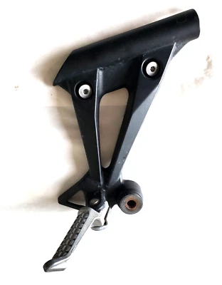 Capô de montagem de pé traseiro direito do passageiro Ninja 250R 2008-2012. Fabricante de equipamento original autêntico - Imagem 1 de 4