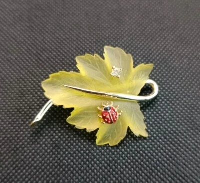 Broche vintage hoja plástico estrás y esmalte, Ladybird sobre hoja Foto 1 de 4