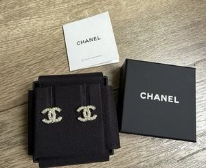 NEU Chanel Gold & Perlen LOGO kleine CC Ohrstecker klassische Ohrringe - Bild 1 von 4