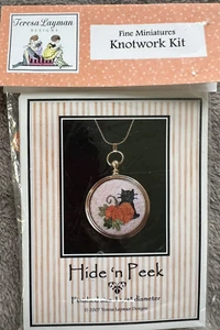 Teresa Laie Designs Knotenset Hide 'N Peek Anhänger 1-1/4" Durchmesser - Bild 1 von 3