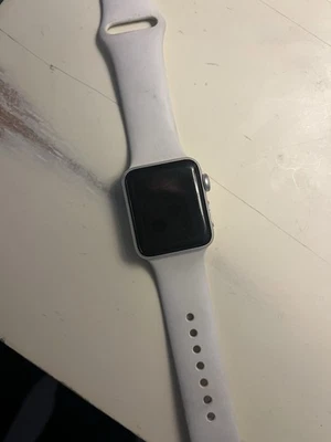 Reloj inteligente Apple Watch Series 3 38 mm estuche de aluminio plateado correa deportiva blanca -... Foto 1 de 3