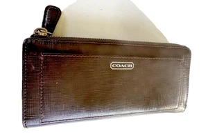 Cartera sin asas Coach de tres cuartos con cremallera de cuero marrón brillante texturizada tono plateado - Imagen 1 de 4