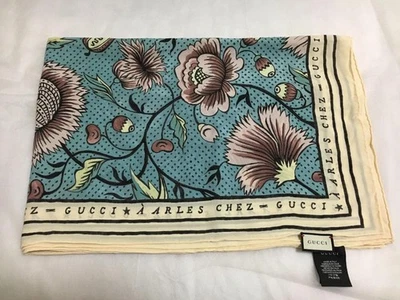 Bufanda de seda floral Gucci azul patrón mariposa Italia usada de Japón Foto 1 de 4