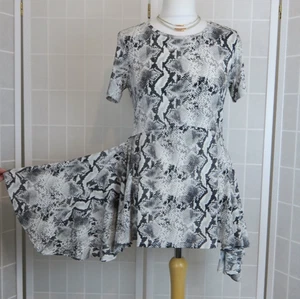 Nina Leonard Tunic Top Size S White Grey Snakeskin Print Asymmetric Hem Stretch - Picture 1 of 15
