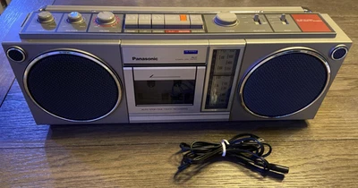 Radio casete estéreo Panasonic AM-FM de colección de los años 80 modelo RX-4930 Foto 1 de 4
