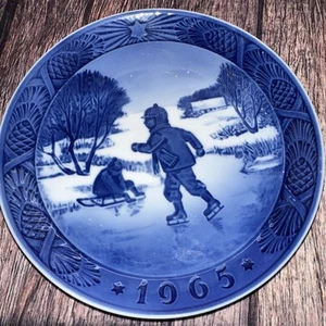 Royal Copenhagen Plate Little Skaters 1965 VINTAGE 7-1/4" diameter EXCELLENT - Picture 1 of 3
