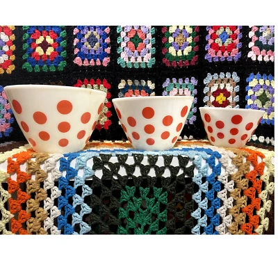 Juego de 3 cuencos de anidación de lunares rojos y blancos Fire King  Foto 1 de 4