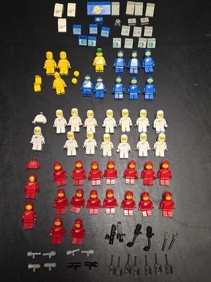 De colección. Lote de minifiguras LEGO de astronautas clásicos/piezas, accesorios y ladrillos con logotipo Foto 1 de 4