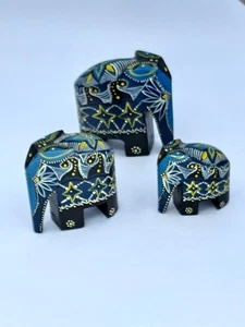 Set di tre (3) elefanti neri dipinti a mano stile Dala dallo Sri Lanka - Foto 1 di 9