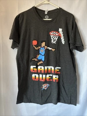 Camiseta Oklahoma Thunder Para Hombre Gris Mediano Adulto Informal Atlética Retro 8 bits Logo Foto 1 de 4