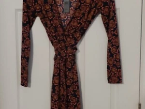 Neu mit Etikett Ann Taylor Floral Petite Wickelkleid marineblau rosa rose 0P - Bild 1 von 7