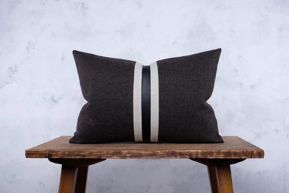 Funda de Almohada Lumbar de Cuero HECHA A MANO Carbón Texturizada Rayas Negras Moderna Foto 1 de 3