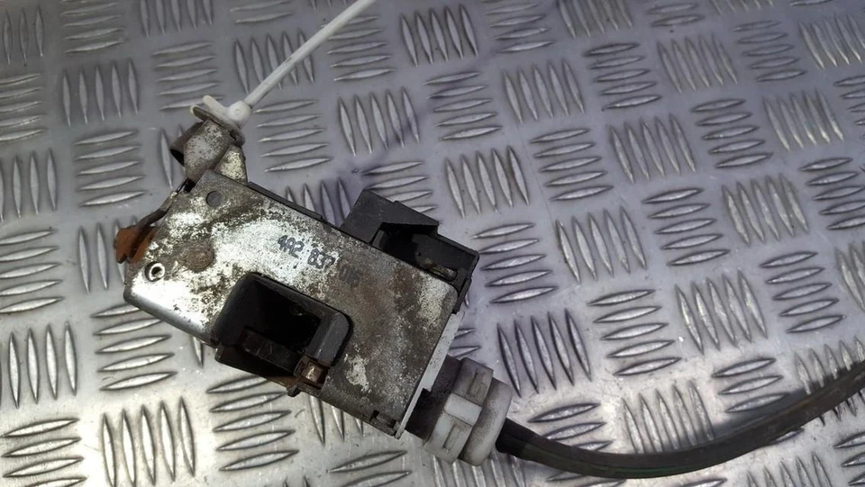 Mecanismo de bloqueo de puerta Audi A6 1995 - parte delantera derecha 4A2837016, 4A0 #383545-10 Foto 1 de 1
