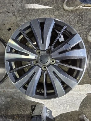 Llanta Nissan Pathfinder 2017-2020 18x7-1/2 aleación mecanizada pintada radios en V Foto 1 de 4