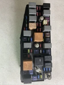 2008-2009 Saturn Vue Engine Fuse Box Relay Junction Block OEM - Picture 1 of 24