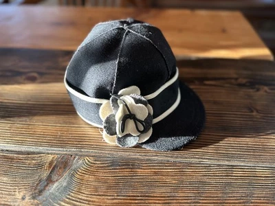 Gorra empujadora de pétalos Stormy Kromer para mujer negra lana con acento de flores talla 7 5/8 Foto 1 de 4