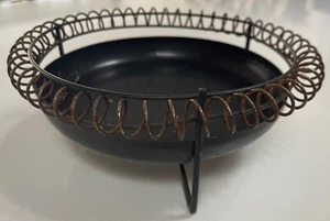 Cenicero trípode vintage años 50 bobina de metal negro mediados de siglo era atómica moderna - Imagen 1 de 9