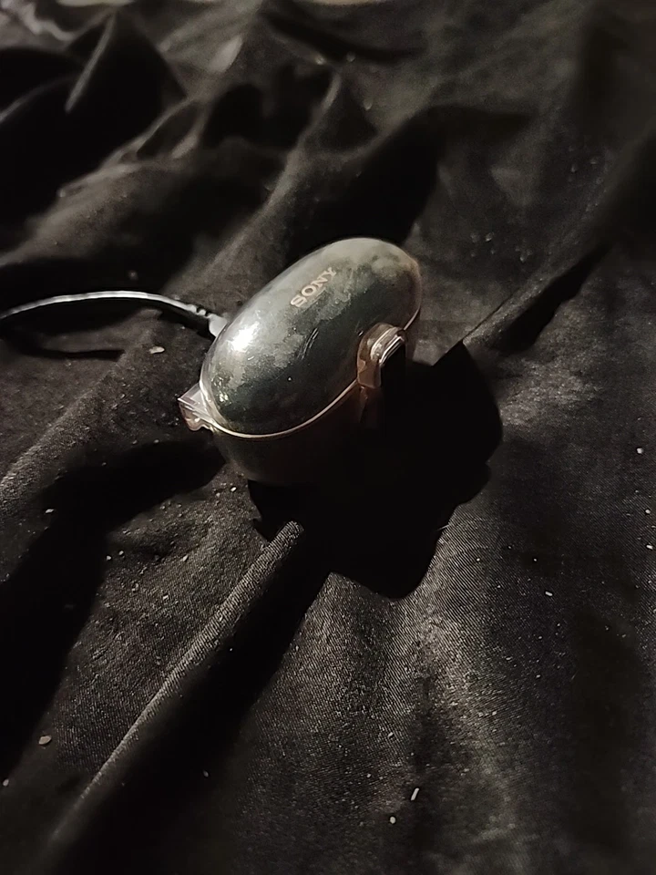 Right Side Sony Wf 1000xm5 Earbud Single Includes Case - Image 1 of 1