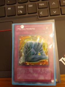Yugioh Metalmorph súper raro PP01 mal cortado mal impreso casi nuevo - Imagen 1 de 1