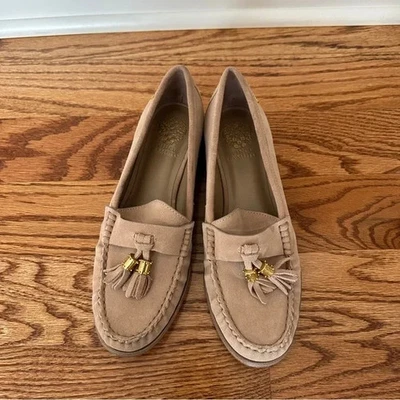 Mocasines Vince Camuto Casbella para mujer de gamuza bronceada con detalle de borla talla 7,5 usados Foto 1 de 4
