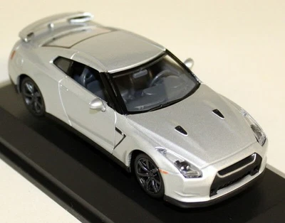 Signature 1/43 - Nissan GT-R R35 Silver Diecast model car - Image 1 of 4