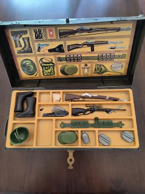 Caja de almacenamiento de plástico verde militar GI Joe 1975 con accesorios Foto 1 de 4