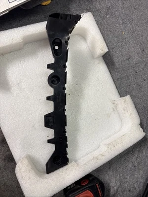 Soporte de retención de parachoques trasero LH para conductor Mazda 6 2014-2021 genuino GJR9-50-2J1 Foto 1 de 4