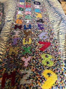 ONE OFF ALPHABET A-Z AND NUMERALS 0-9, 1970'S HANDMADE READICUT WALL HANGING RUG - Picture 1 of 6