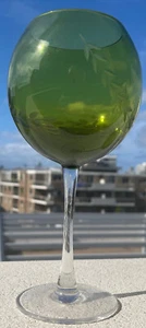 Vintage Green Wine glass etched pattern clear base 500ml 21.5 cm high - Picture 1 of 3