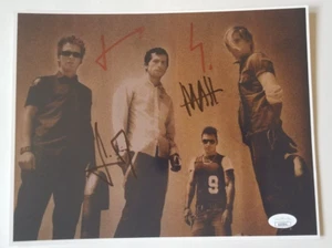 Thirty Seconds To Mars REAL SIGNED 8.5x11 Photo JSA COA Autographed Jared Leto + - Picture 1 of 3