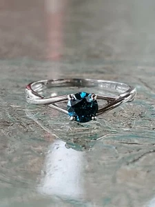 Anillo solitario de corte redondo azul circón creado en laboratorio de 10 kt oro blanco liso - Imagen 1 de 12