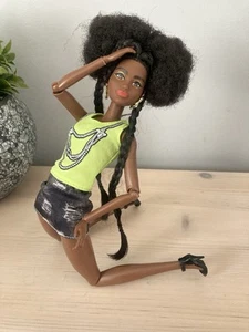 Articulated Barbie Doll With Outfit - Picture 1 of 3