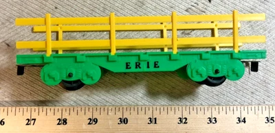 Marx O Gauge LIGHT GREEN Erie Flatcar w/ Yellow Fences 4-Wheel RARE (C) - Image 1 of 4