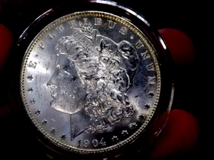 MORGAN SILVER DOLLAR 1904 O GEM BU SPL BEAUTY BLAZING MS+++++ IN HARD PLASTIC - Foto 1 di 5